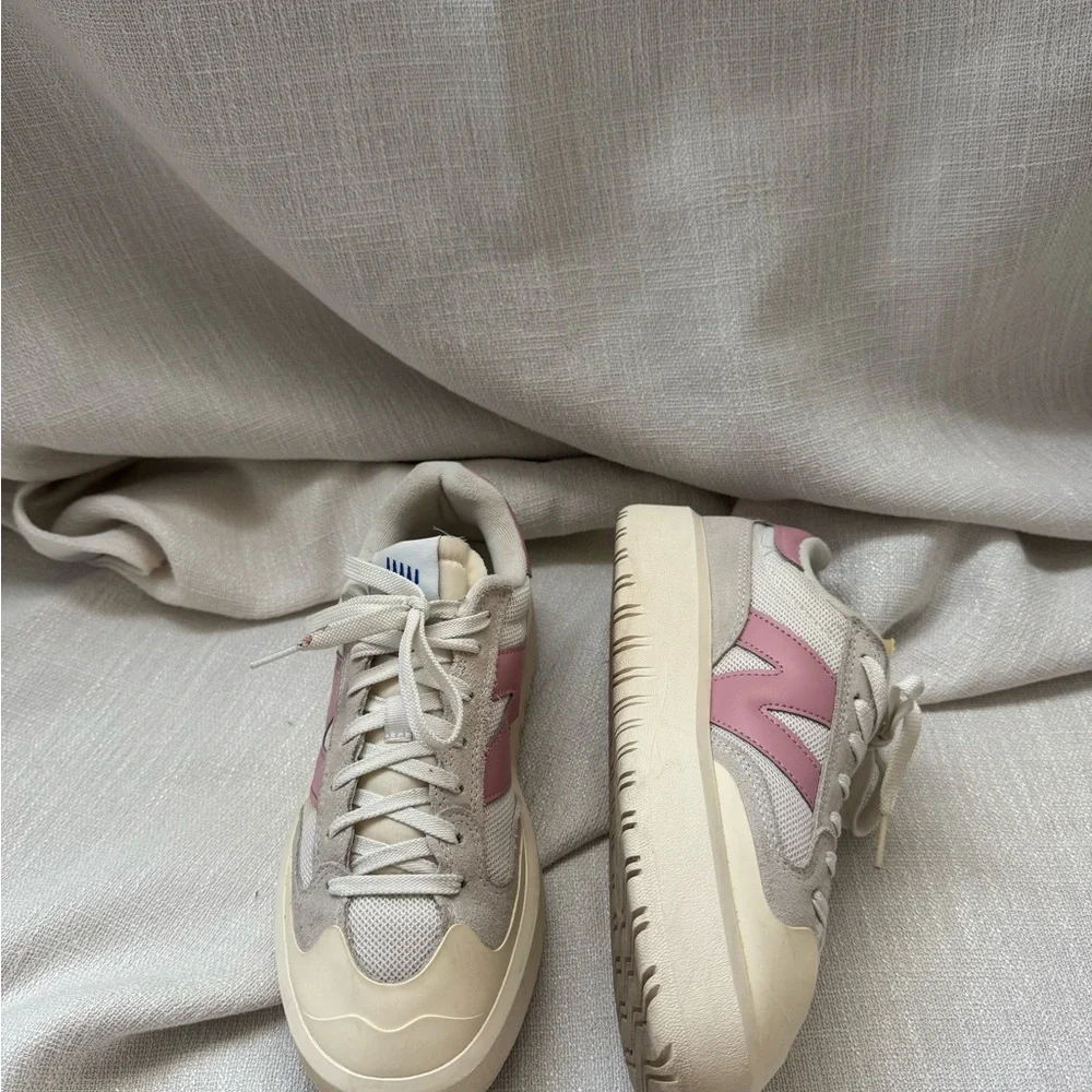 New Balance Women's Sneakers in Cream and Pink - Picture 2 of 3